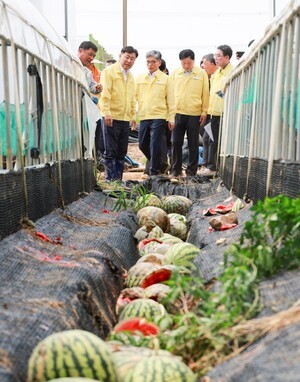김관영 전북지사, 집중호우 침수피해 농가 위로 방문