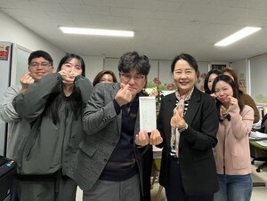 “현장 목소리에 귀 기울이며”…정읍시청 김행숙 국장, 복지관 찾아 성금 전달