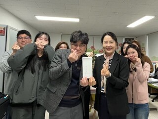 “현장 목소리에 귀 기울이며”…정읍시청 김행숙 국장, 복지관 찾아 성금 전달